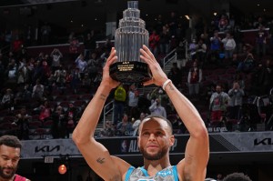  法甲全明星慈善赛，传奇球星组队募捐赈灾